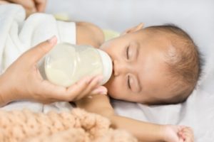 Børn der får flaske kan få hypoallergen modermælkserstatning